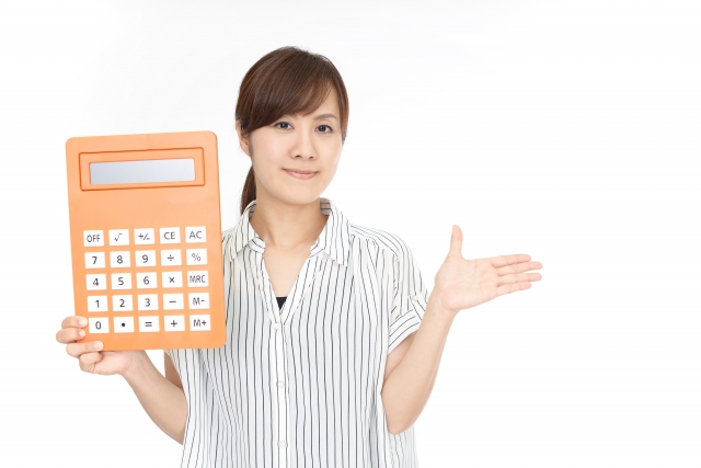 大きな電卓を持つ女性