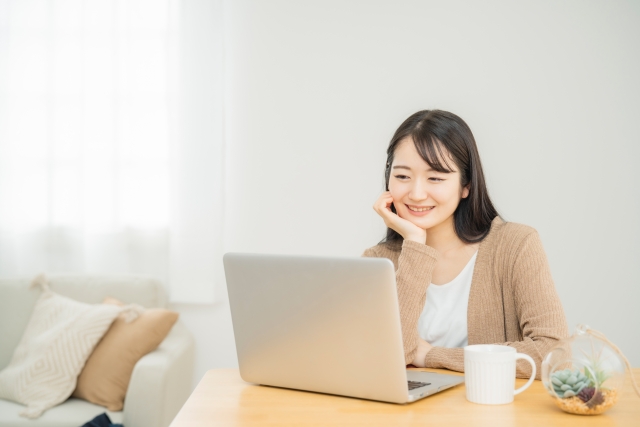 ネットショッピングをする女性